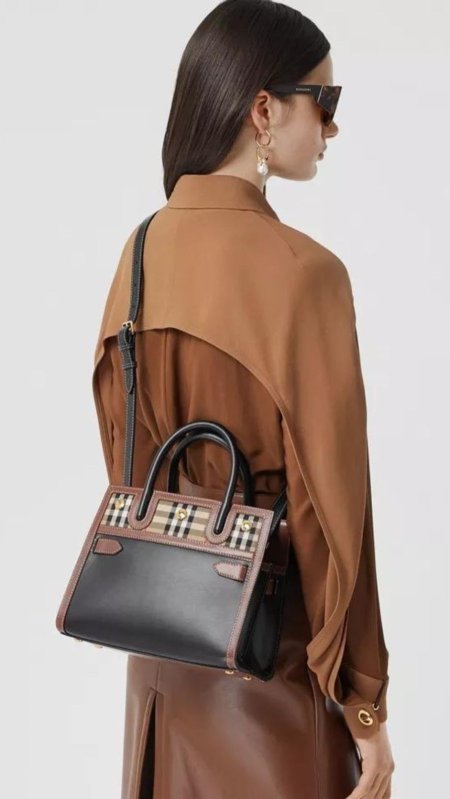 شنطة - BURBERRY Mini Title  / شامل علبة الشركة